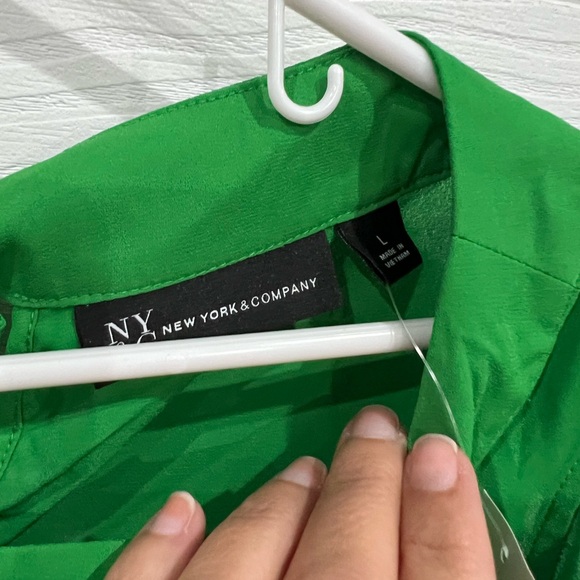 New York & Co NWT ladies top! BEAUTIFUL COLOR! Size large! - Picture 4 of 4